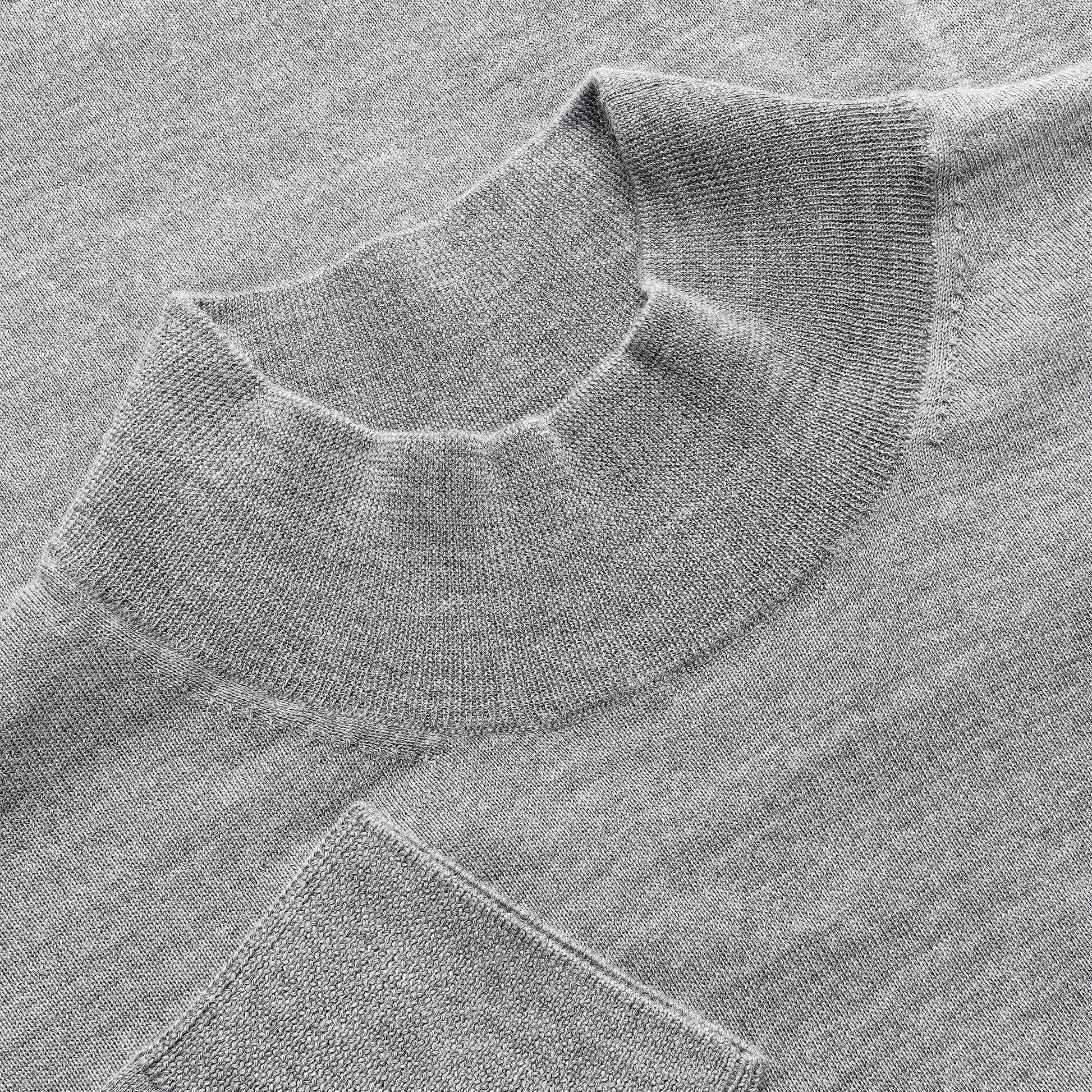 Luno Crewneck Grey — lifestyle view