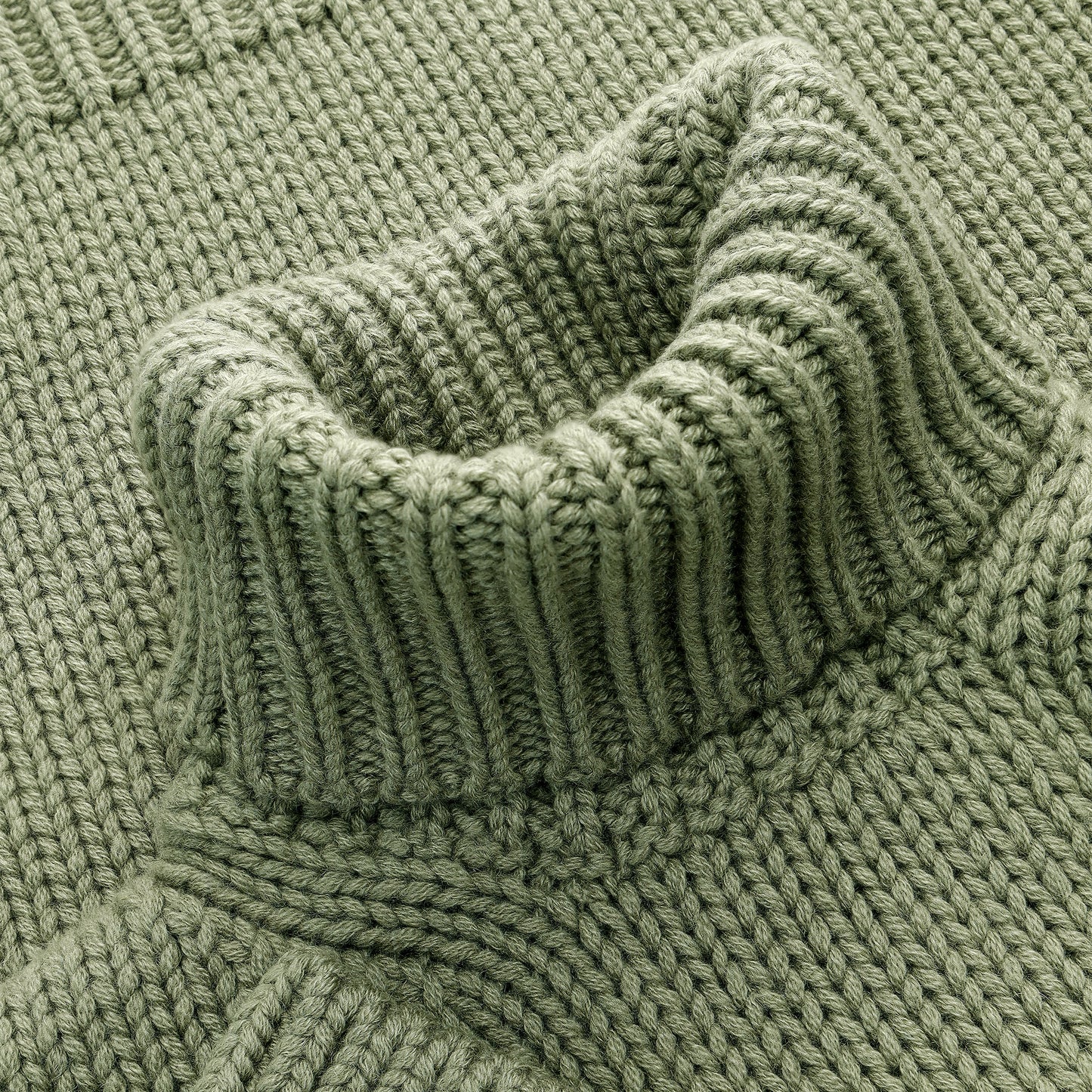Nuvola Turtleneck Green — ribbed collar detail